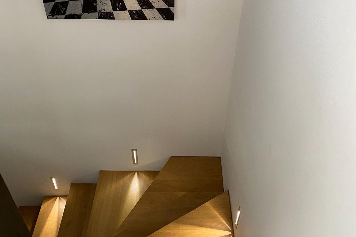 Éclairage design encastré pour escalier en bois