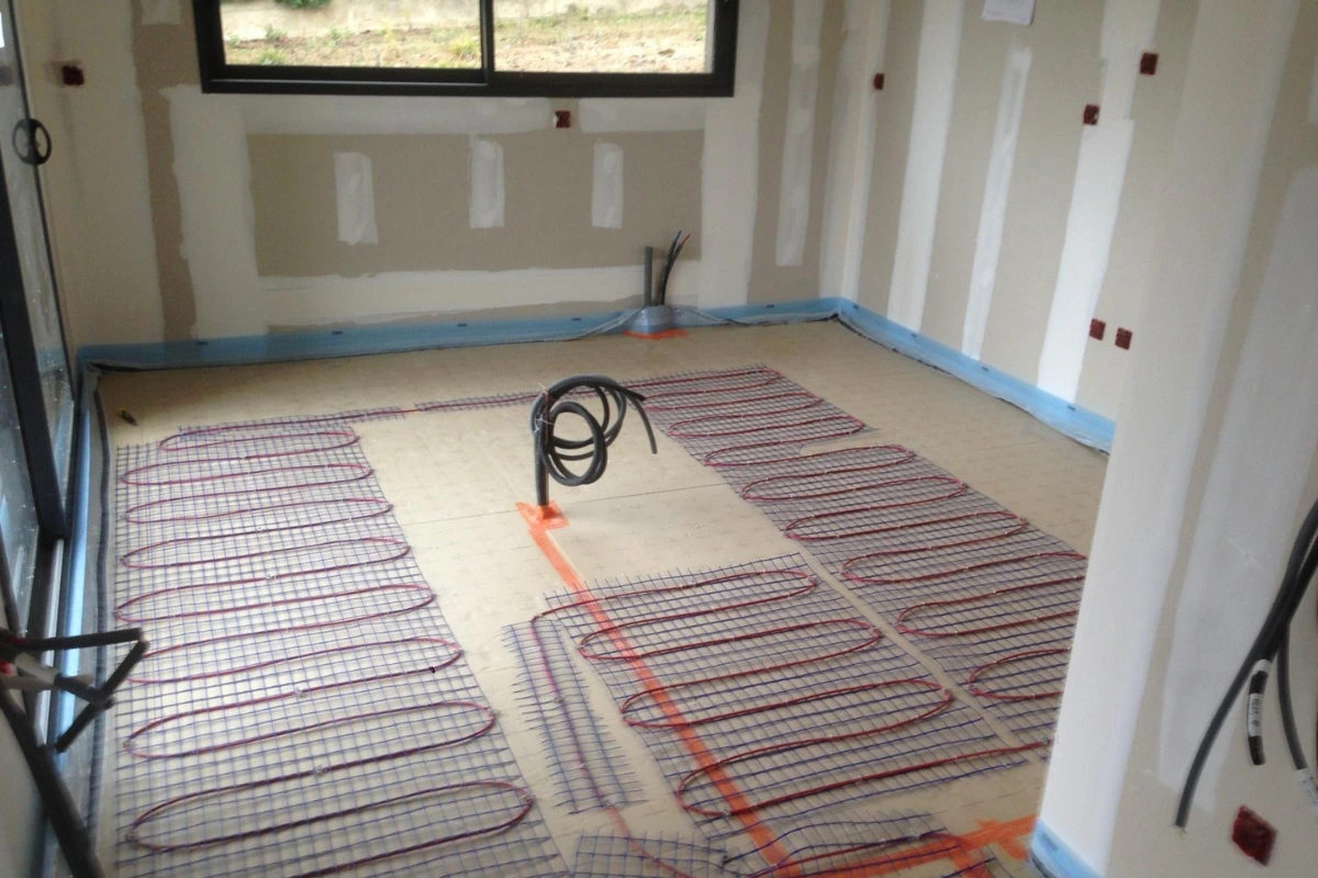 Installation d'un plancher chauffant électrique pour une maison neuve